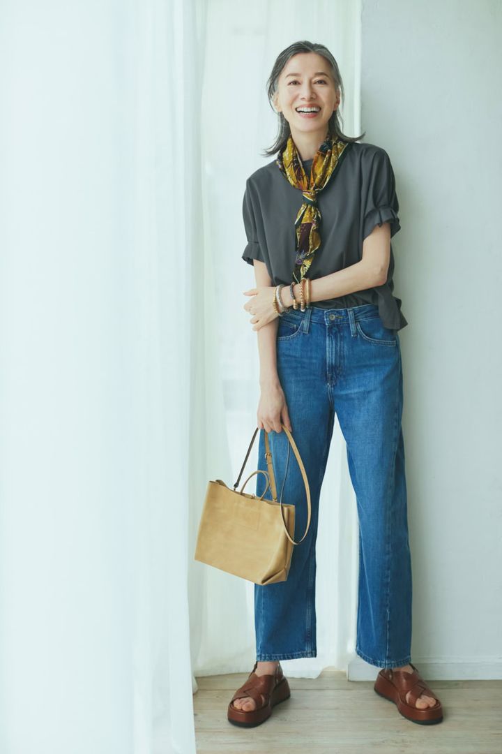 Tシャツ¥13,200／ハリス（金万）、デニム¥6,500、スカーフ¥3,590、バングル※5本セットで¥3,990／すべてザラ、サンダル¥77,000／チエ・ミハラ、バッグ¥143,000／ドメステック（ともにアッシュ・ペー・フランス）
