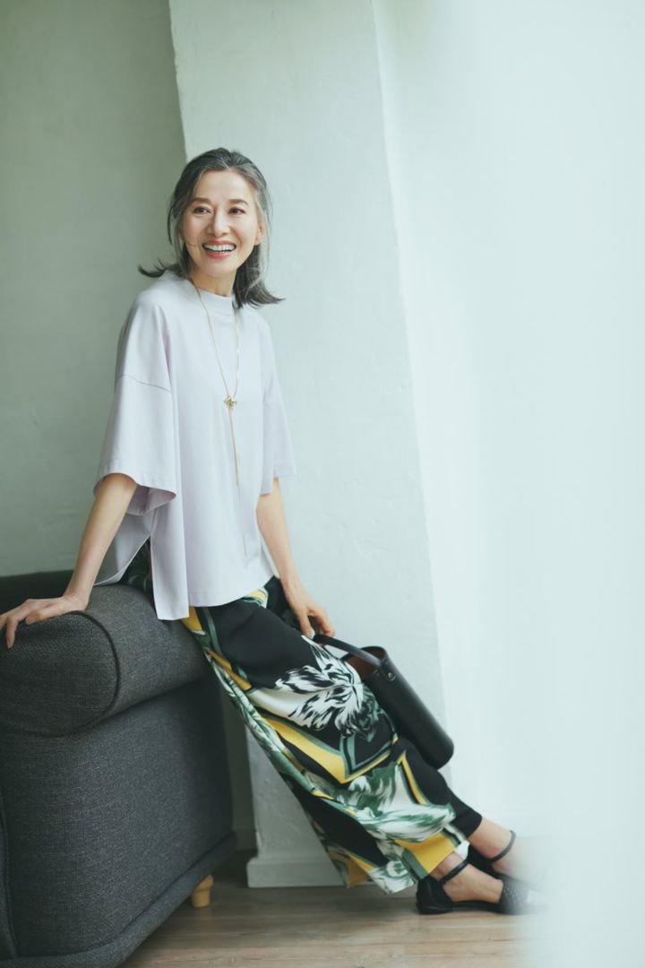 コンパクトジャージTシャツ¥26,400、プリントパンツ¥59,400、ホースチョーカーネックレス¥18,700／すべてアドーア、バッグ¥30,800／SCUE、サンダル¥37,400／シーセイ（ともにアイネックス）