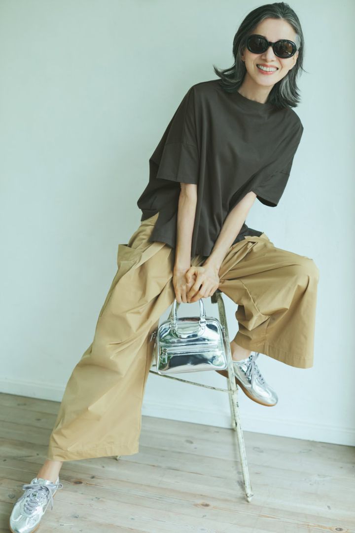 Tシャツ¥19,800、パンツ¥37,400／ともにコグ ザ ビッグスモーク、スニーカー¥39,600／アロハス、バッグ¥82,500／ジャック・ル・コー（ともにアッシュ・ペー・フランス）、サングラス¥6,600／ハリス（金万）