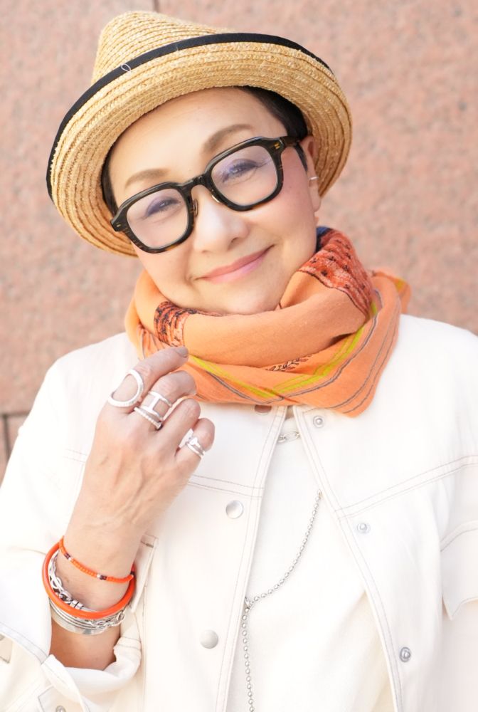 シルバー×オレンジのアクセサリーでフレッシュで夏っぽい印象に