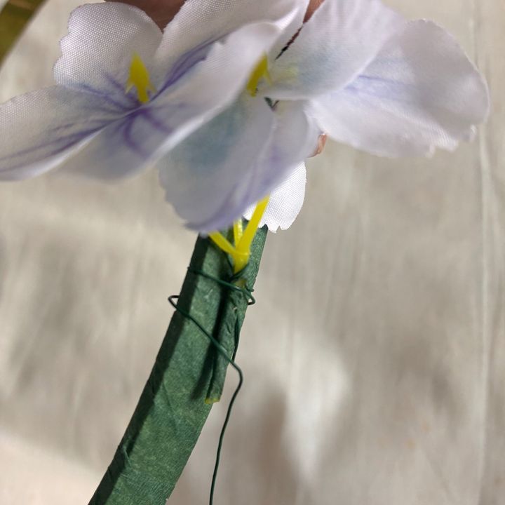 お花ひとつずつワイヤーで巻きつける