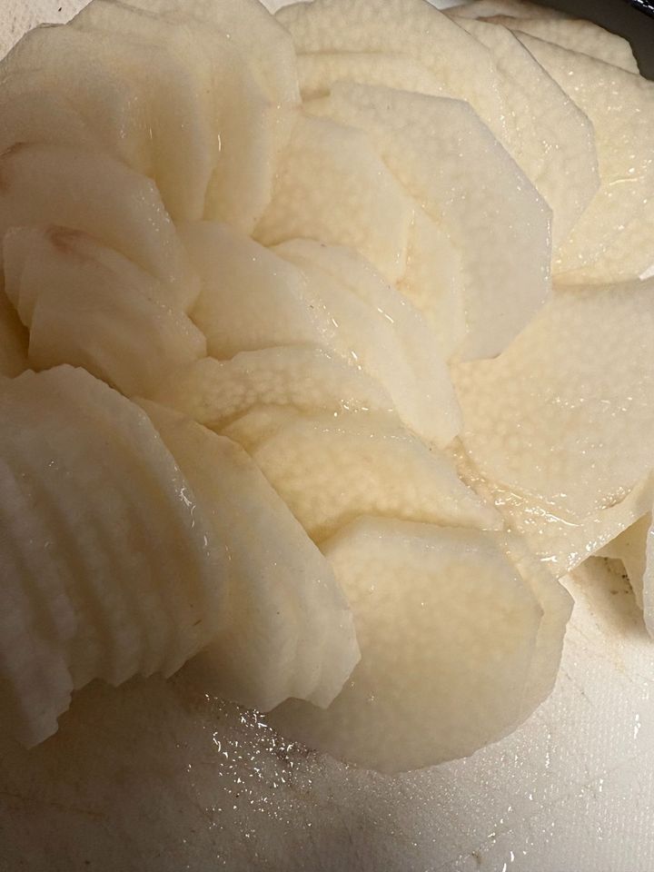 皮を剥いてから薄く輪切りにします。