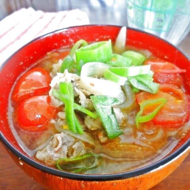 具たくさんなトマト豚汁