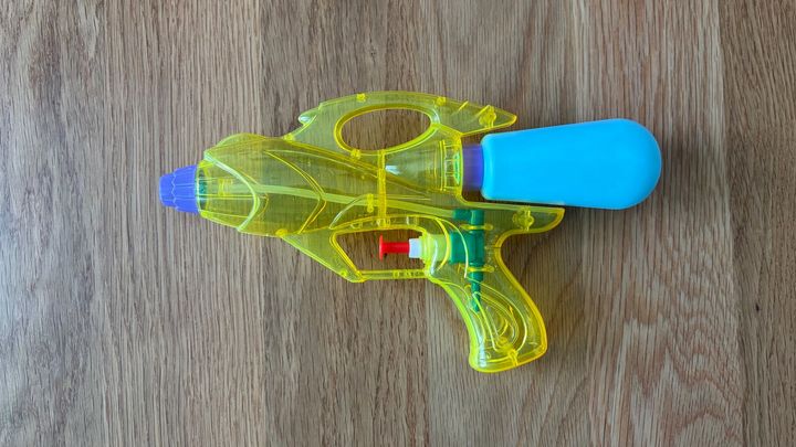 子どもが大喜び！100均の水鉄砲を8商品買って比べてみた【ダイソー・セリア・キャン★ドゥ】