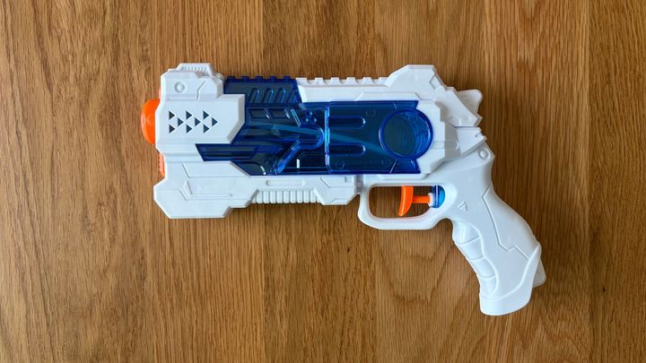 子どもが大喜び！100均の水鉄砲を8商品買って比べてみた【ダイソー・セリア・キャン★ドゥ】