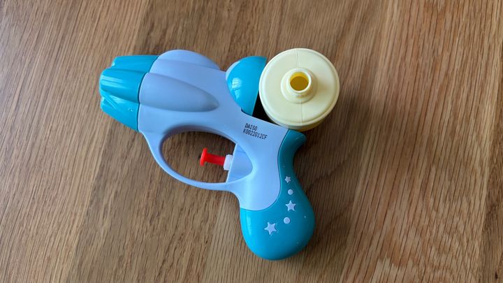 子どもが大喜び！100均の水鉄砲を8商品買って比べてみた【ダイソー・セリア・キャン★ドゥ】