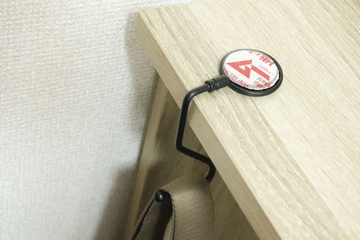 ダイソーのバッグフック アソートをテーブルに設置して使用する様子