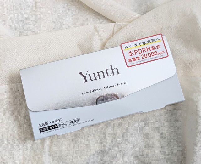 Yunth生PDRN-α美容液の白いパッケージ箱アップ。生PDRN配合高濃度20,000ppmと記載されたシールが貼られている