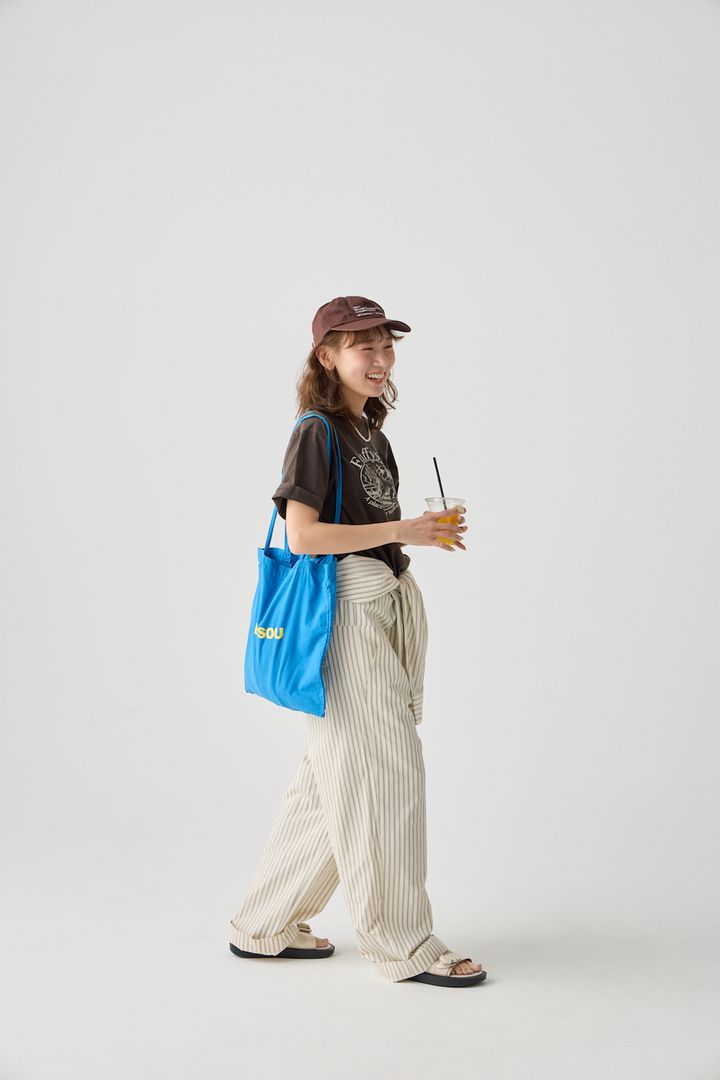 夏でもブラウンを着るのが可愛い！ストライプ柄のオールインワンを腰でキュッと巻いて爽やかにまとめて【FUDGE FRIEND おしゃれさんの毎日コーディネート vol.705｜UMI】