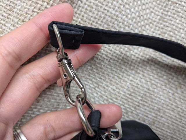 ハローキティリボン型ミニBAGのストラップ部分アップ。シルバーのカラビナフック式で取り外し可能なつくり