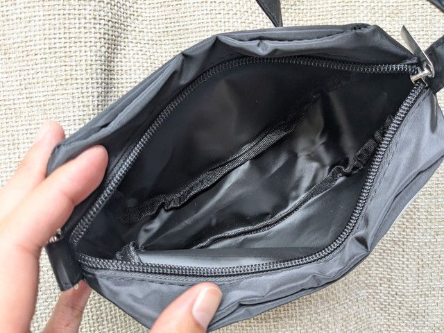 ハローキティリボン型ミニBAGの内部。メインルームとファスナー付きポケットに分かれているつくりが確認できる