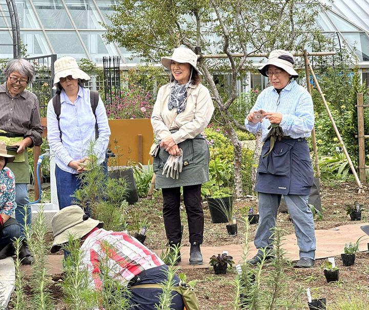 東京都多摩市で行われた「GLCコミュニティガーデン＆ファームプロジェクト」。夏野菜の植え付けからバグハウスづくり、収穫など、1年を通してさまざまな経験ができる。