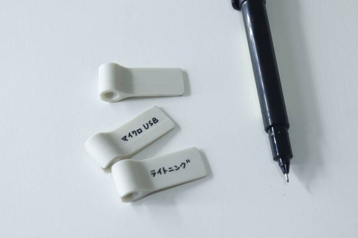 ダイソーのケーブルタグに文字を書き入れる