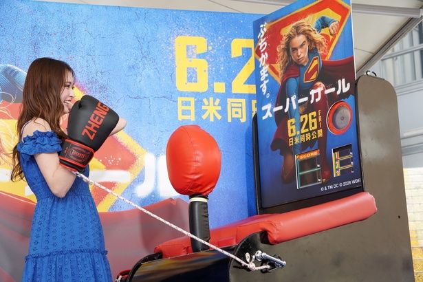 パンチングマシーンにチャレンジ！ゆうちゃみ、マシーンに結びつけられた紐の短さに苦戦