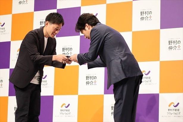 壇上で記者との名刺交換に臨んだ二宮和也さん