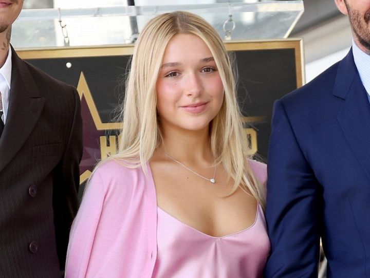 父デヴィッド・ベッカムの式典に出席した14歳ハーパー、大人びたドレス姿に注目 （C）AFLO width=