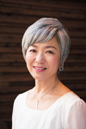 顔周りにかからないように短くカットしたグレイヘアの根岸勢津子さん