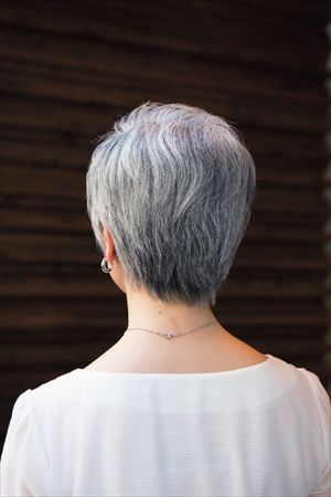 グレイヘア根岸勢津子後ろ