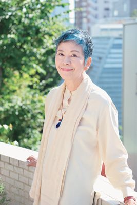 グレイヘアをカラーリングしている中村里香子さん