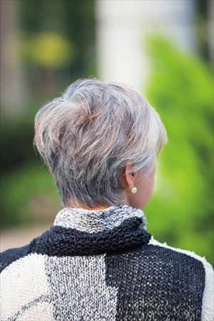 白髪染めの残り色も生かしたグレイヘアの後ろ姿
