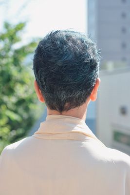 グレイヘアをカラーリングしている中村里香子さんの後ろ姿