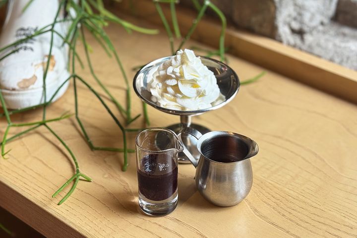 上から時計回りに「ホイップクリーム」100円、「メープルシロップ（無料）」、「ブルーベリージャム」100円