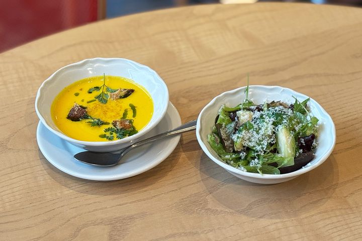 左から、モーニングセット「にんじんのスープ（ミニサイズ）」、「芽キャベツとパルメザンチーズ（ミニサイズ）」