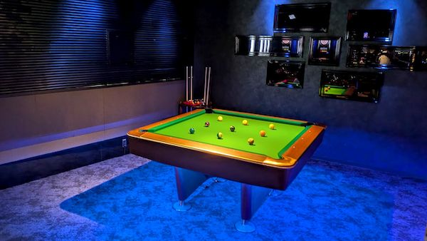 【東京都渋谷区】初心者でも楽しめる正方形ビリヤード「Maspool」が、渋谷のダーツバーBeeに登場
