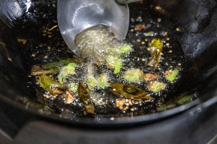 香味野菜で油に香りづけをする