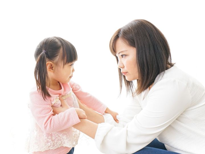 【児童精神科医が解説】しつけと虐待の線引きは「子どもにとって有害かどうか」です。責任感や疲労で追い詰められた親が感情を爆発させてしまう背景と、限界を感じたときの適切な対処法について解説します。（※画像：amanaimages）