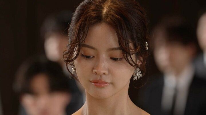 【写真・画像】27歳人気モデル、美背中＆ボディライン際立つ純白ドレス姿にため息「きれい…」 1枚目