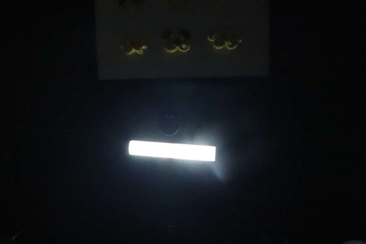 人感・明暗センサーLEDバーライト（Type-C・白色） 点灯