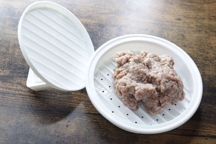 ダイソーのミートプレスに肉を置く