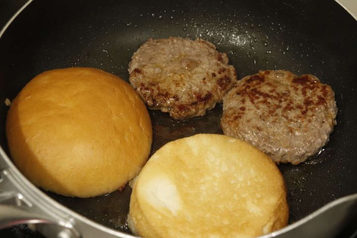 ダイソーのミートプレスでハンバーガーを作る