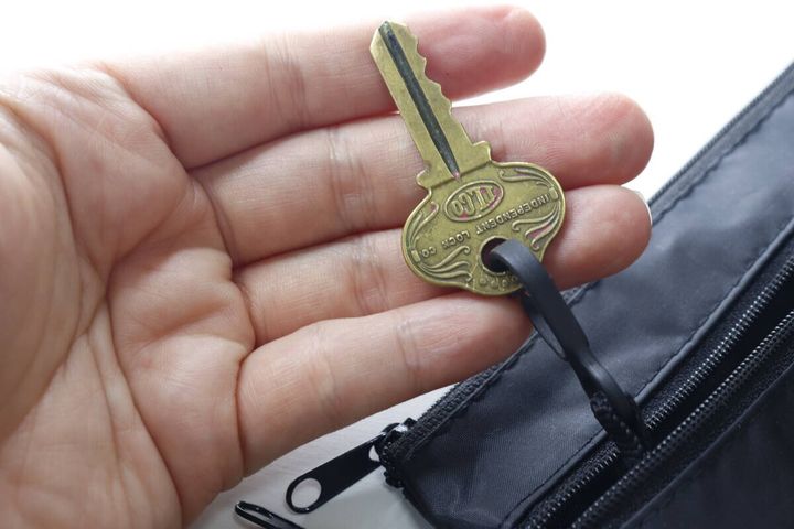 ミニポーチ付フラットポーチ（フック付） フック使用例