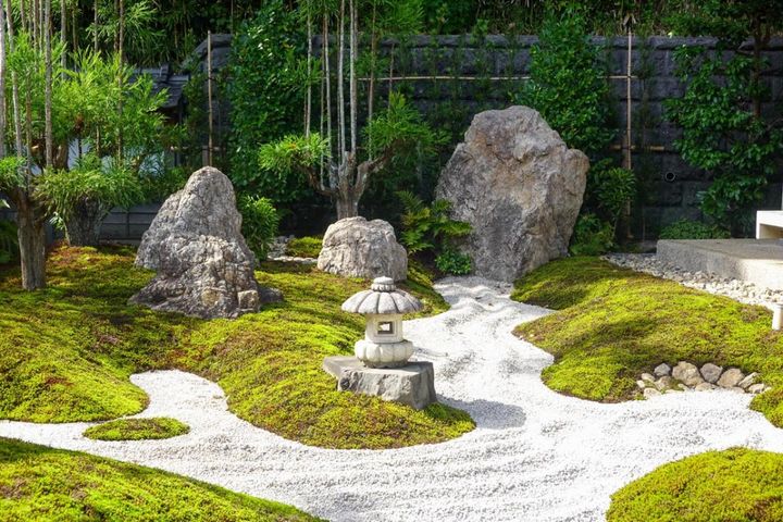 石や砂利、コケなどによる枯山水風ガーデン