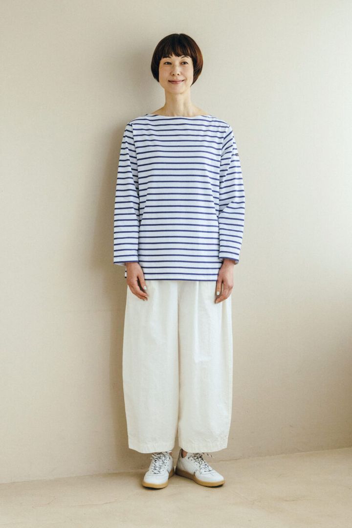 カットソー¥20,900／ルミノア（ギャルリー・ヴィー 丸の内店）、パンツ¥35,200／パドカレ（パドカレ六本木）、スニーカー¥28,600／レキップ