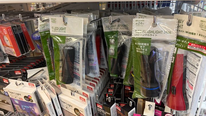 100均の懐中電灯を5商品買ってみた！【ダイソー・キャン★ドゥ・セリア】明るさや使いやすさをレビュー