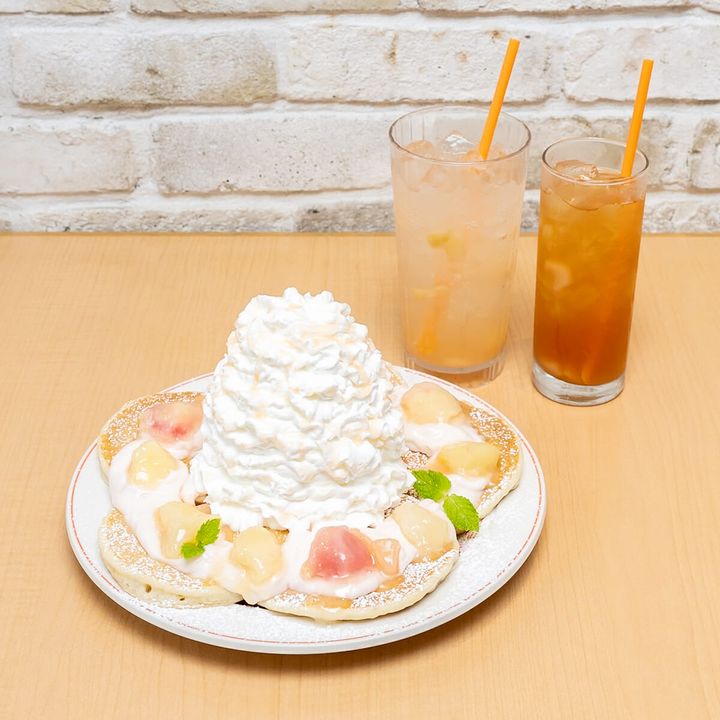Eggs ’n Things「白桃のパンケーキ／ジャークチキン＆エッグス」2