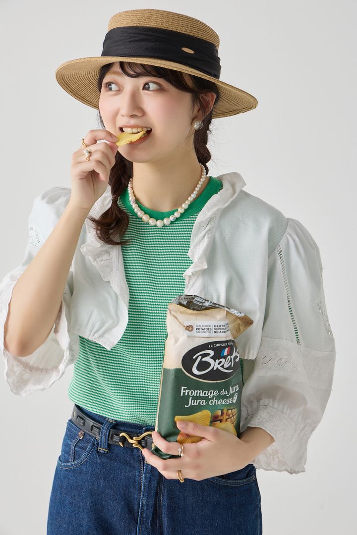みんな大好き濃紺デニムパンツ。フリルブラウスを重ねて甘く着るのが気分です【FUDGE FRIEND おしゃれさんの毎日コーディネート vol.706｜Maruru】