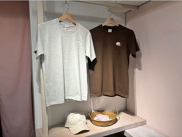 店舗オリジナルロゴを使用した「Tシャツ」(各3000円)や「キャップ」(2500円)など、ここでしか手に入らない限定グッズも販売されている