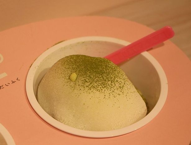 記者はブームの抹茶を楽しめるアイス、マスカルポーネチーズのトッピング(+20円)、抹茶パウダーの仕上げで「my雪見だいふく」を作ってみた。“和”の味わいとチーズがマッチ！