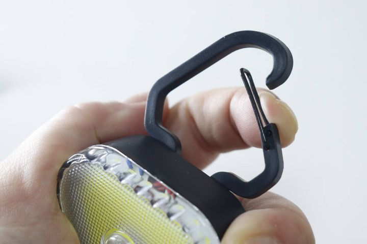 ダイソーの充電式 COBライト PROのカラビナ
