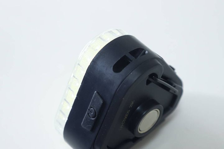 ダイソーの充電式 COBライト PROのストラップホール