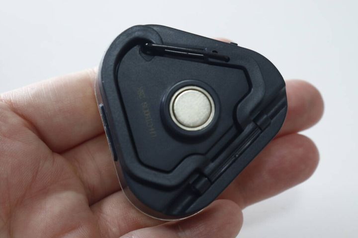 ダイソーの充電式 COBライト PROの背面のマグネット