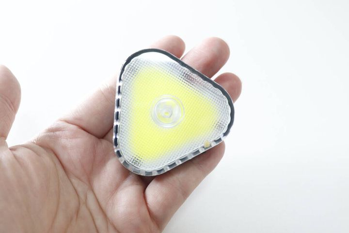 ダイソーの充電式 COBライト PROのサイズ感