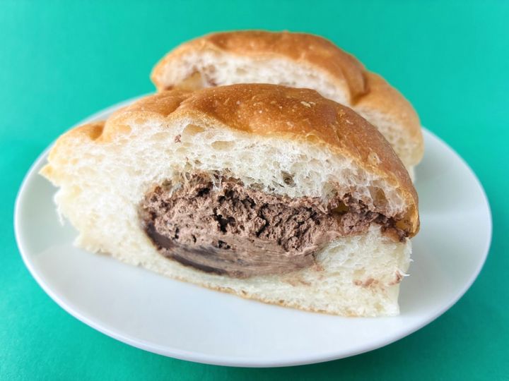 「チョコ好きには嬉しい！」「冷やすのおすすめ！」【ファミマ】「も～っちり食感チョコクリームパン」