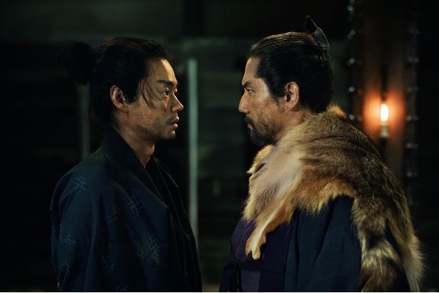 【写真を見る】『黒牢城』で城主の荒木村重役に本木雅弘、天才軍師の黒田官兵衛役に菅田将暉 [c]米澤穂信/KADOKAWA [c]2026映画「黒牢城」製作委員会