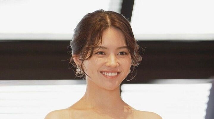 【写真・画像】「なちょすまじ痩せた」 27歳人気モデル、ボディライン際立つ純白ドレス姿に反響「似合うなぁ」「めっっっっっちゃきれい」 1枚目