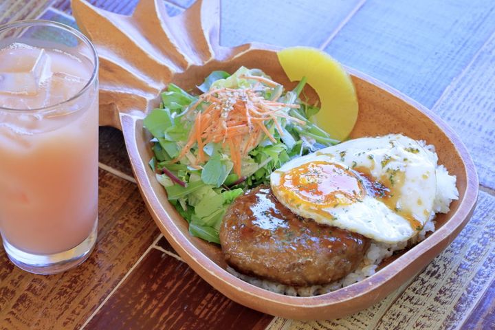宮古牛ロコモコ1100円、グァバジュース300円